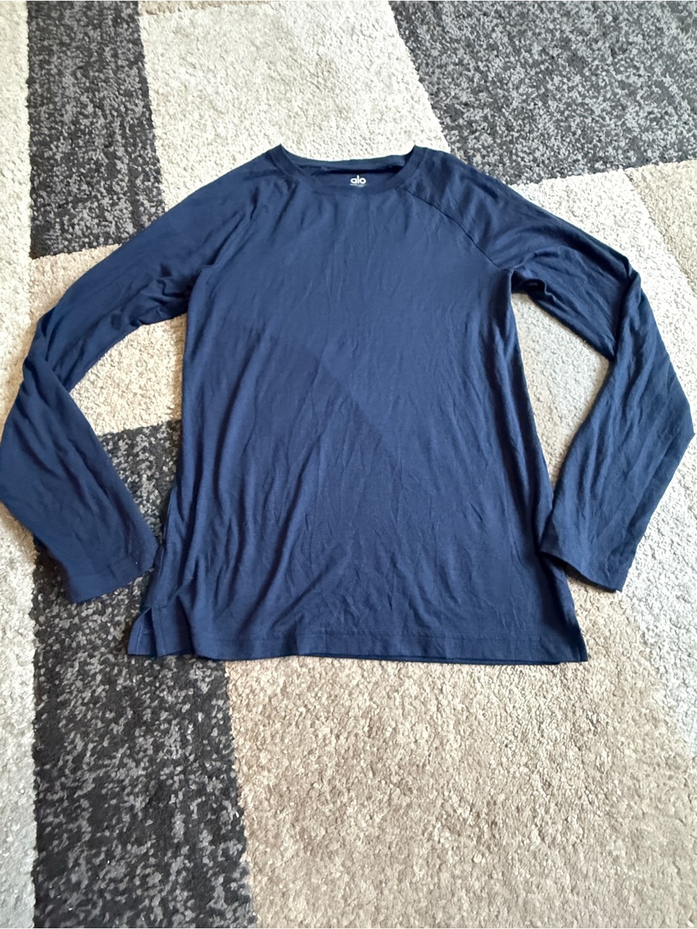 ALO Yoga Triumph Men’s Long-Sleeve Crew Neck Shirt - Navy